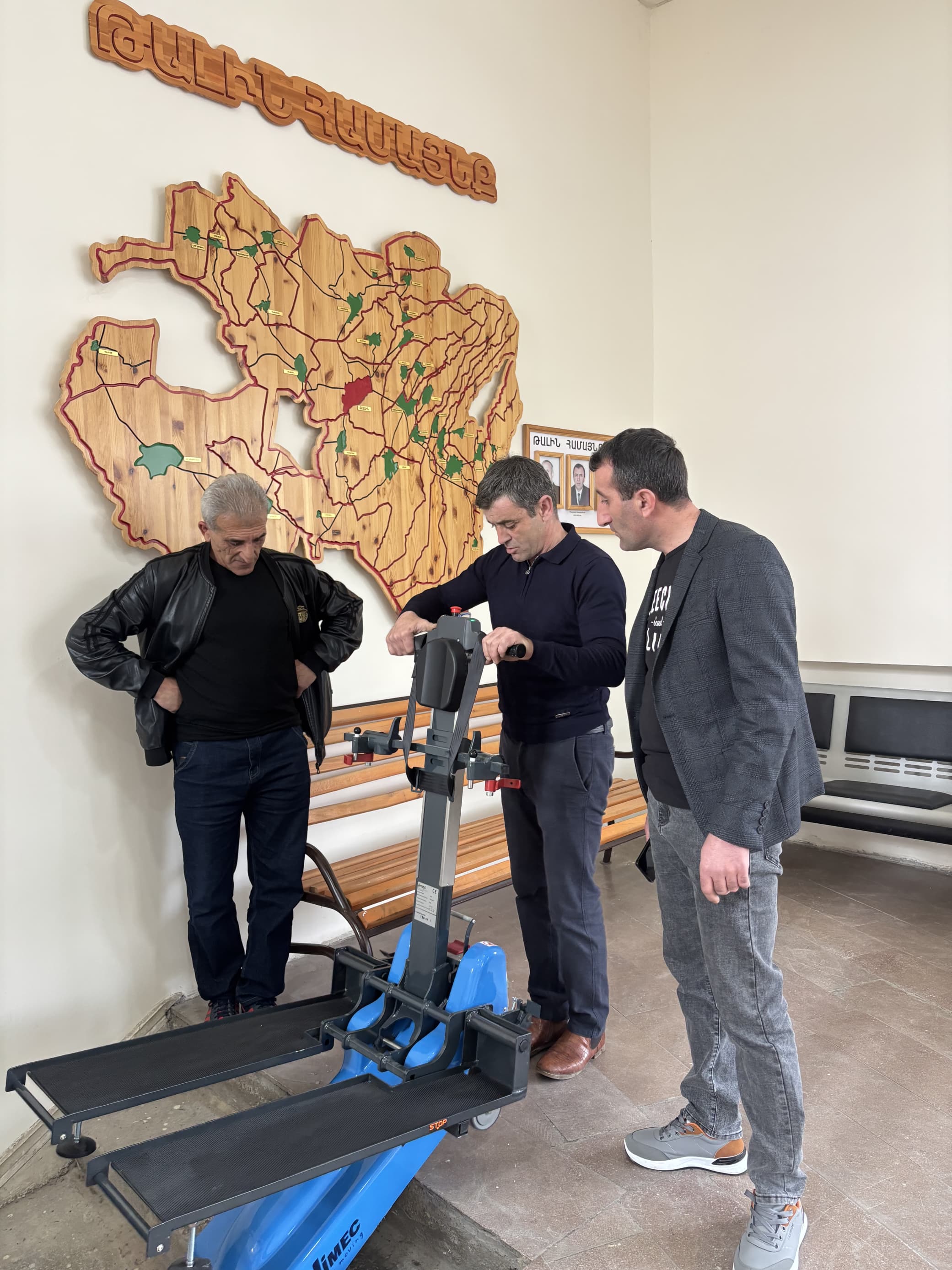 Footage from practical training on the use of lifting platforms